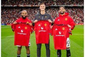 库尼亚、姆贝莫、塞斯科亮相老特拉福德，曼联社媒晒三位新援合照