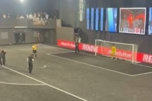 亚马尔在国王联赛科客串打进点球,对着镜头飞吻庆祝