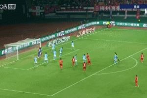 梅州扳回一个！奥马尔松门前乱战中补射得手，梅州1-2大连