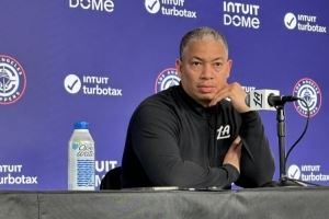 卢谈四连败:我们奋起直追没有让比分拉开 战术跑出来了但球没进