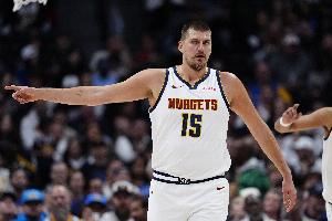 约基奇:本赛季新目标是不对判罚反应过度 把精力都集中在打球上