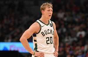 追回来了!AJ·格林连中三记三分球 雄鹿轰出一波15-0